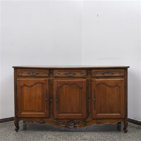 Credenza provenzale in noce con tre ante pannellate