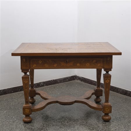 Tavolo scrittoio in noce con intarsio floreale