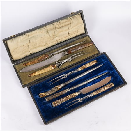 Due set di posate per arrosto, con manici in corno, in custodie originalia