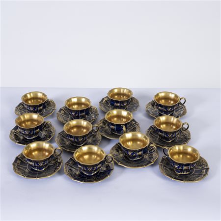 Dodici tazze  in porcellana blu cobalto con decoro in oro