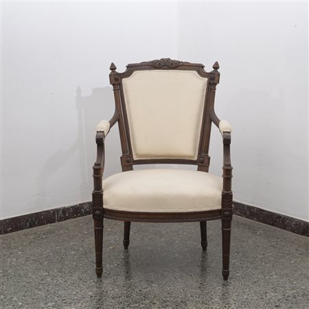 Poltrona in noce con schienale seduta imbottiti