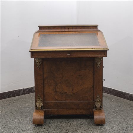 Davenport in radica di noce con finiture in ottone e bronzo