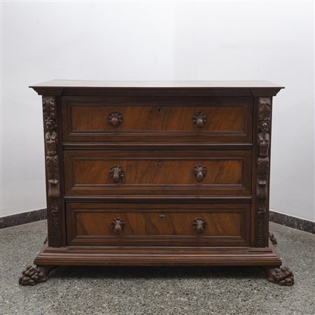 Cassettone in noce a bambocci