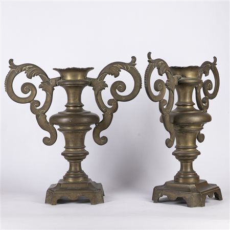 Coppia di coppe biansate in bronzo