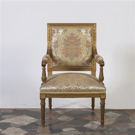 Poltrona in legno dorato in stile Luigi XVI