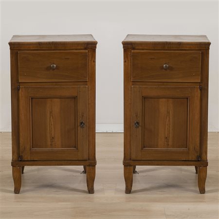 Coppia di comodini in noce