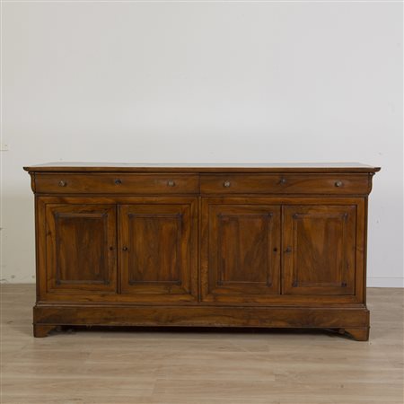 Credenza in noce a quattro ante pannellate con cassetti