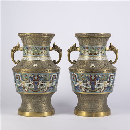 Coppia di vasi biansati in bronzo con decoro a smalti