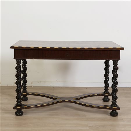 Tavolo scrittoio in noce finemente intarsiato