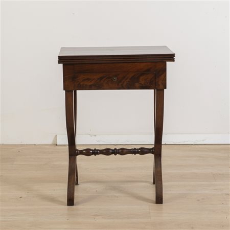 Tavolino da gioco in noce