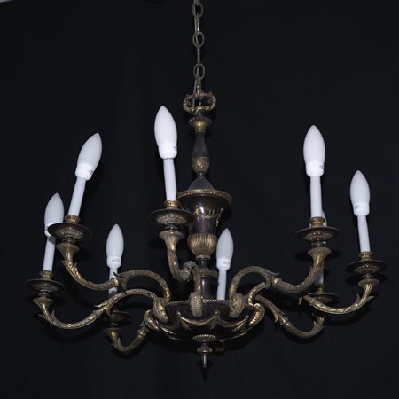 Lampadario in bronzo a otto fiamme