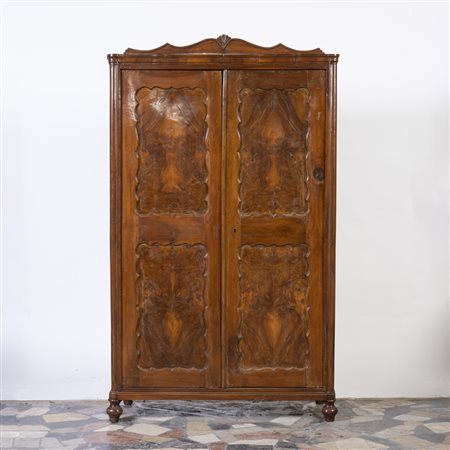 Armadio in noce a due ante pannellate