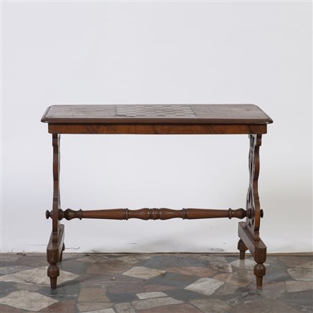 Tavolino da scacchi in noce