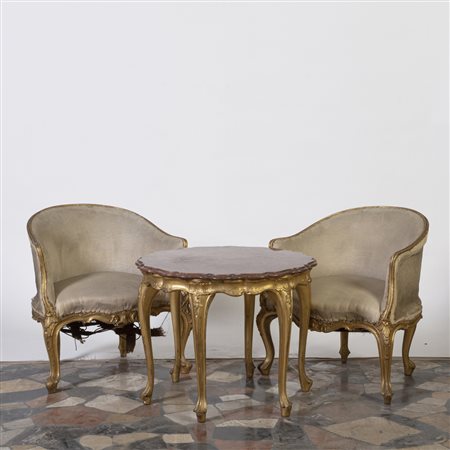 Set composto da due potrone e un tavolo con piano in marmo, in legno dorato