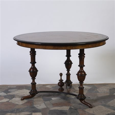 Tavolino in noce con parti ebanizzate