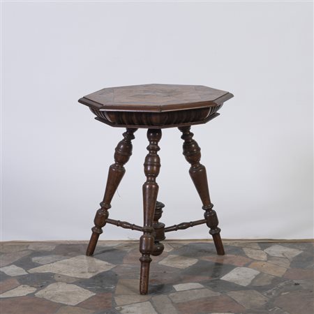 Tavolino lastronato in noce finemente intarsiato