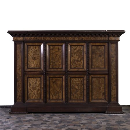 Armadio in noce con quattro ante pannellate