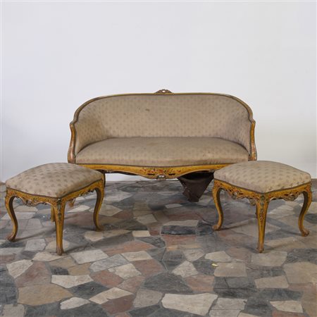 Set composto da un divano e due panche imbottite in legno dorato