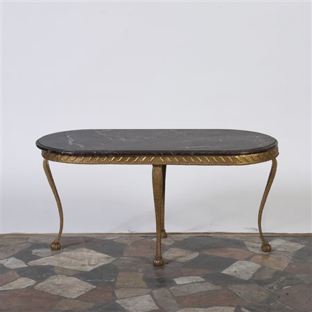 Tavolo da salotto in ferro battuto dorato con piano in marmo