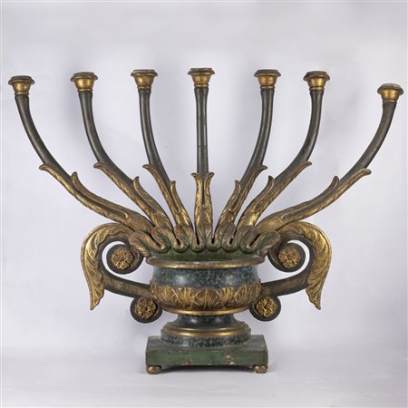 Candelabro ebraico (Menorah) a sette fiamme in legno laccato e dorato