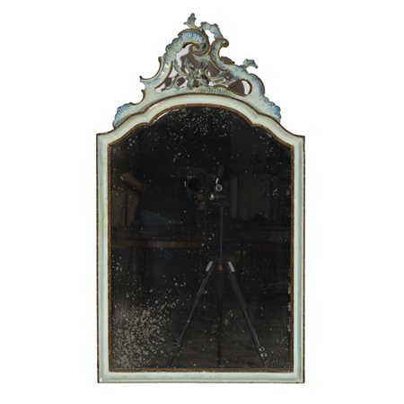 Specchiera in legno intagliato e laccato