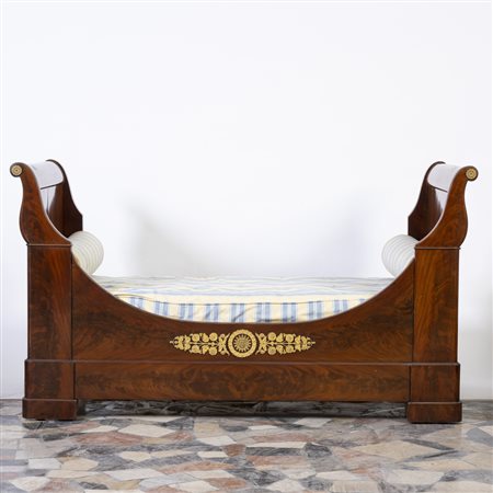 Letto a barca in piuma di mogano con finiture in bronzo dorato