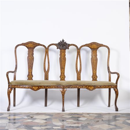 Divano in noce con intarsio floreale