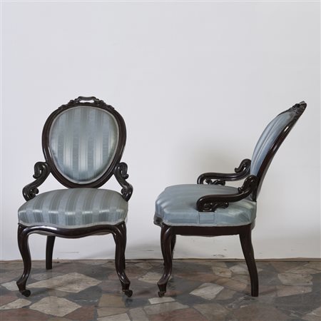 Coppia di poltroncine in noce