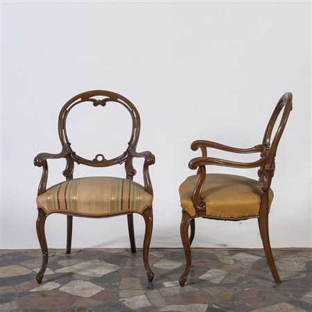 Importante gruppo di quattro poltroncine in noce, finemente intagliate