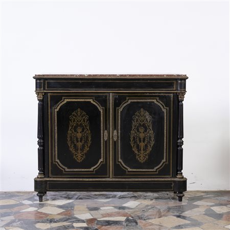 Credenza in legno ebanizzato finemente intarsiata in ottone e con piano in marmo