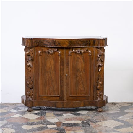 Credenza in noce a fronte mosso, con due ante pannellate