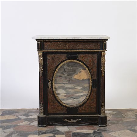 Piccola credenza in stile Boulle con un anta a specchio e piano in marmo