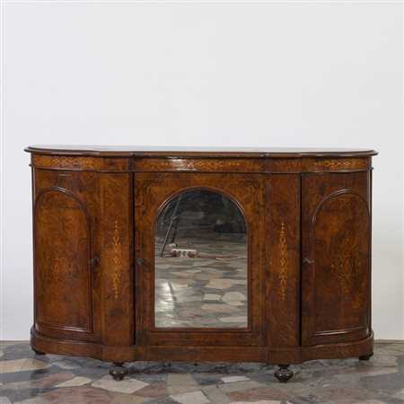 Credenza in radica di noce a tre ante finemente intarsiate , la centrale a specchio.