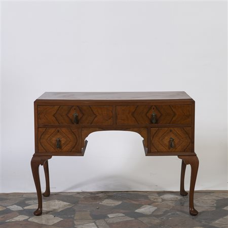 Scrittoio in radica di noce con gambe cabriole