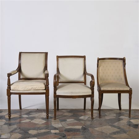 Lotto composto di tre poltrone in noce