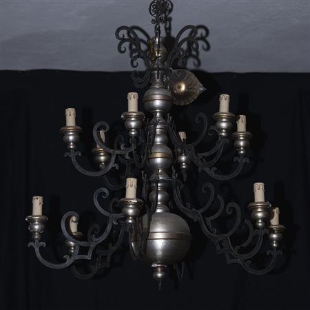 Lampadario a dodici luci in legno meccato