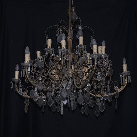 Lampadario con pendenti in cristallo a diciotto luci