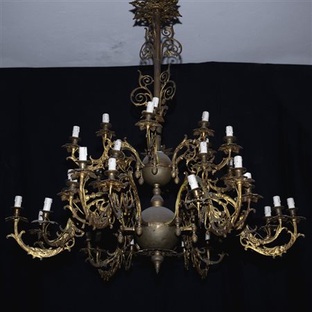 Lampadario in ferro battuto a trentasei luci