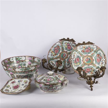 Lotto composto da due appliques, una ciotola, una zuppiera e un piccolo vassoio in porcellana di Canton