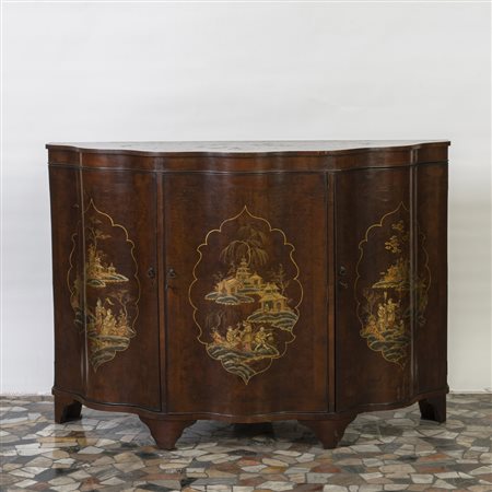 Credenza con fronte mosso e decoro a chinoserie