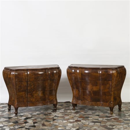Coppia di cassettoni in noce con fronte e fianchi mossi