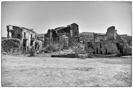 ROBERTA GIUFFRIDA, Perduti luoghi ritrovati - Poggioreale
antica (Sicilia) Terremoto del Belice Piazza Elimo - Quel che resta