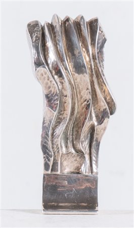 CARLO ZAULI (Faenza 1926 - 2002) Scultura in argento. Cm 14,5x7,5x4. Opera...