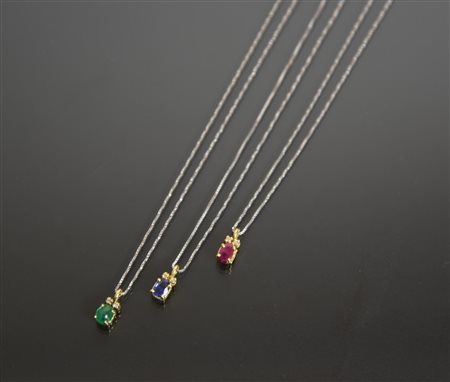 TRE CATENE IN ORO BIANCO CON PENDENTI IN ORO GIALLO, ZAFFIRO, SMERALDO E...