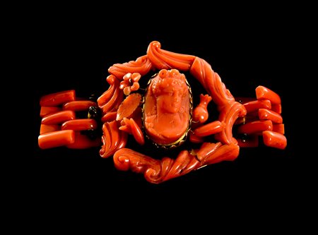 BRACCIALE IN CORALLO E ORO 9KT bracciale con cammeo centrale e motivo...