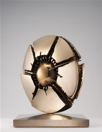 Arnaldo Pomodoro "Disco con sfera, Studio II" 1997
bronzo
diam. cm 32x10; base c