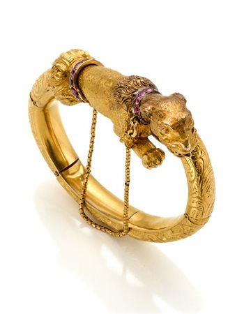 Bracciale semi rigido articolato a contrariè in oro giallo sbalzato e cesellato