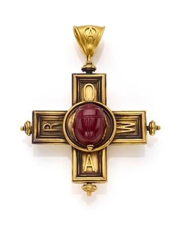 Pendente/broche in oro giallo a croce greca con al centro scarabeo intagliato i