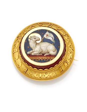 Spilla rotonda in oro giallo con la scritta "ECCE AGNUS DEI" tra volute e cordo