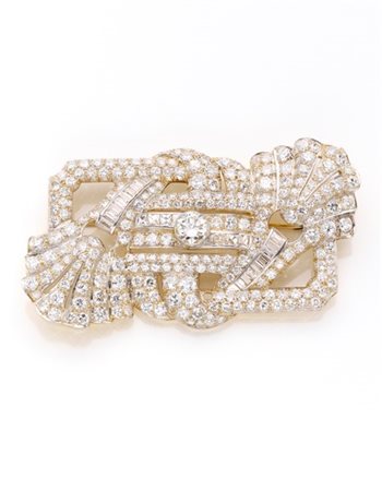 Spilla in platino rodiata a oro giallo con diamanti rotondi baguette e carré pe